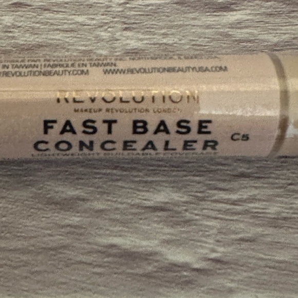 Revolution Fast Base Concealer shade‎ C5 - Picture 3 of 3